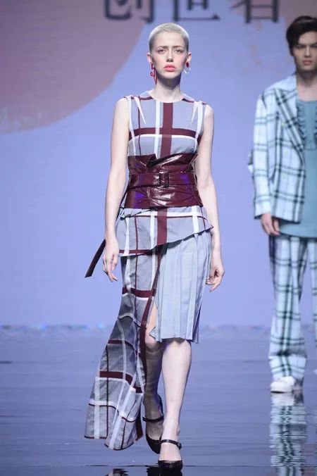 坐標(biāo)大浪 時(shí)尚風(fēng)云激蕩，潮流與創(chuàng)新共生——2019春夏中國(guó)紡織面料流行趨勢(shì)暨新銳設(shè)計(jì)師發(fā)布秀側(cè)記